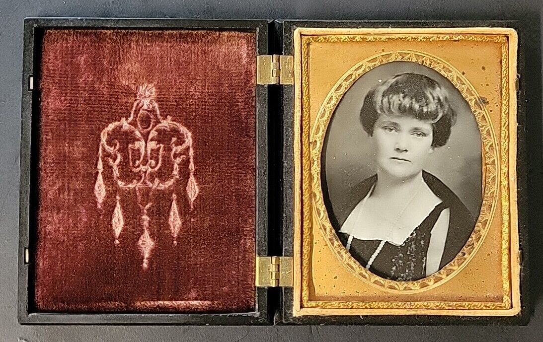 A. P. Critchlow & Co. Daguerreotype Union Case. Hinged Double  Gutta Percha