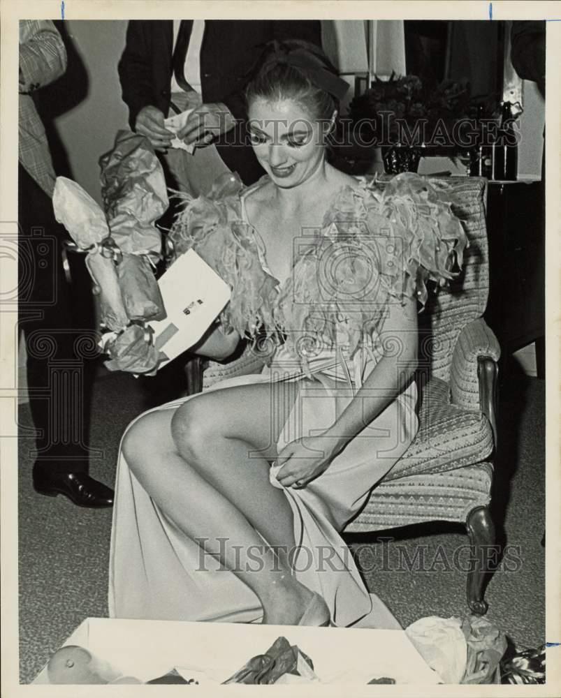 1965 Press Photo Actress Shirley Jones opening gifts at a party. - hpp36747