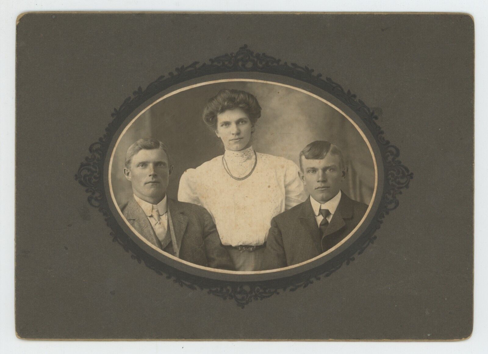 Antique Circa 1900s Cabinet Card Lovely Portrait of Two Men and Woman Lyons, IA