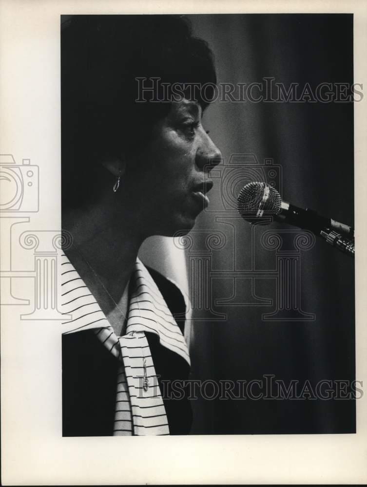 1975 Press Photo Golfer & Tennis Player Althea Gibson Speaks at Microphone