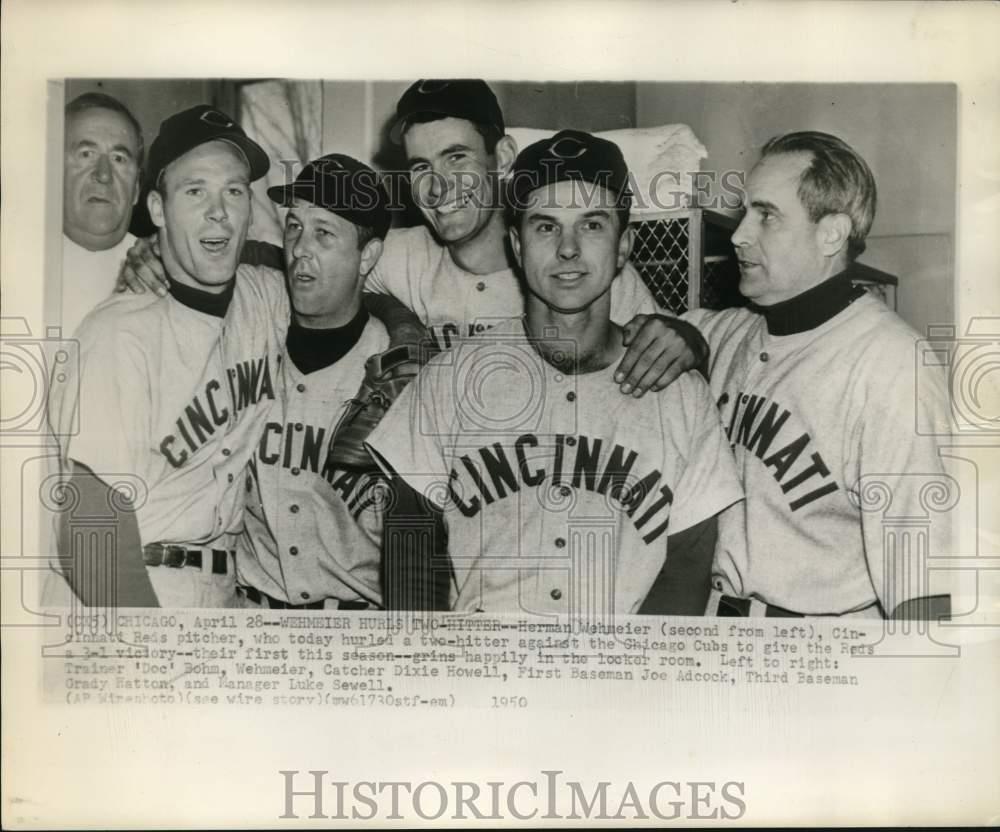 1950 Press Photo Manager Luke Sewell with members of the Cincinnati Reds
