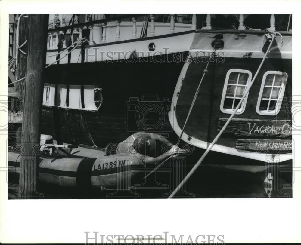 1990 Press Photo Salty\'s Marina - Tracy Chapman with Boat, Kenner, Louisiana