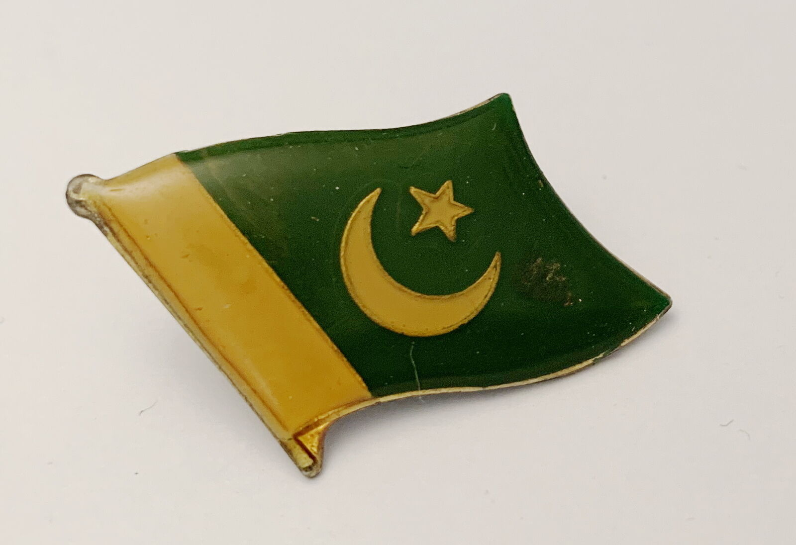 Vintage Flag Souvenir Travel Hat Lapel Pin Pakistan ?