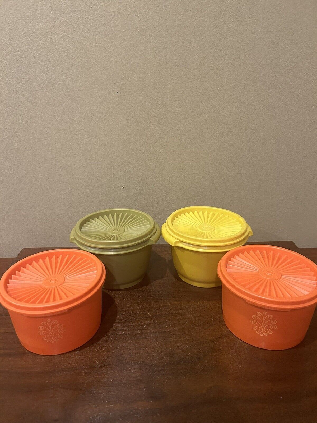 Lot of 4 Tupperware 20-oz bowls with Lids Vintage #1297 (2) and #886 (2)