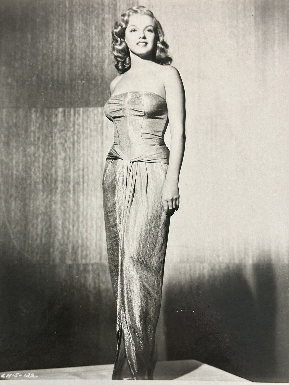 RARE YOUNG MARILYN MONROE ORIGINAL TYPE 1 PHOTO - 8X10 BARE SHOULDERS 1940\'S