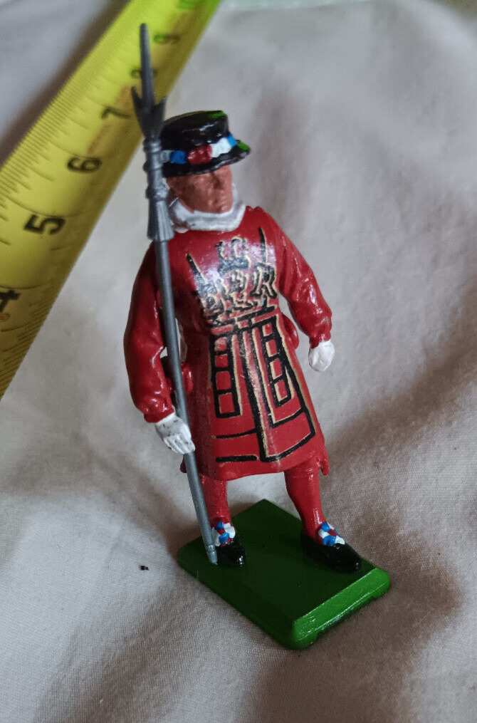 QUEEN'S GUARD PAINTED PEWTER MINIATURE BEEFEATER FIGURINE 2.5