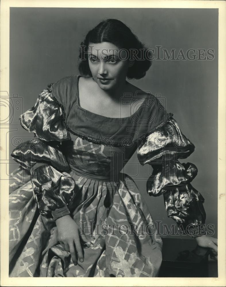 1942 Press Photo Katharine Cornell in Romeo and Juliet. - mjx67008