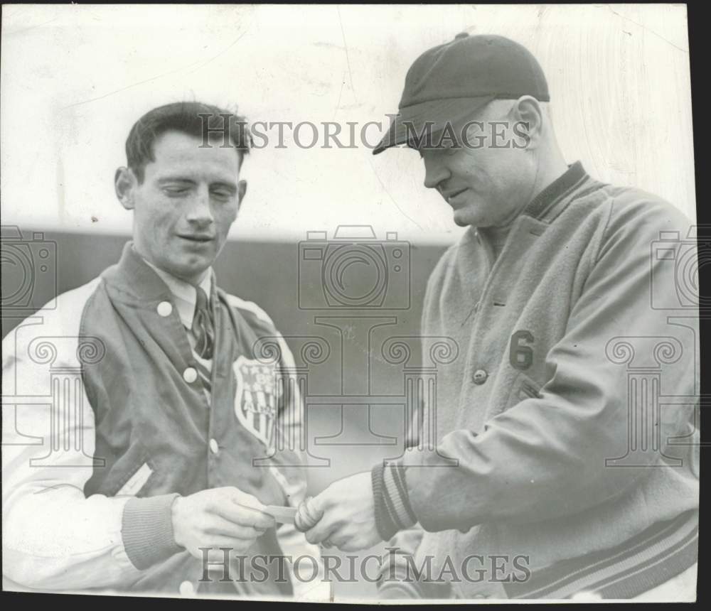 1941 Press Photo Bernie Bierman Becomes Member of Hot Stove League - afa48345