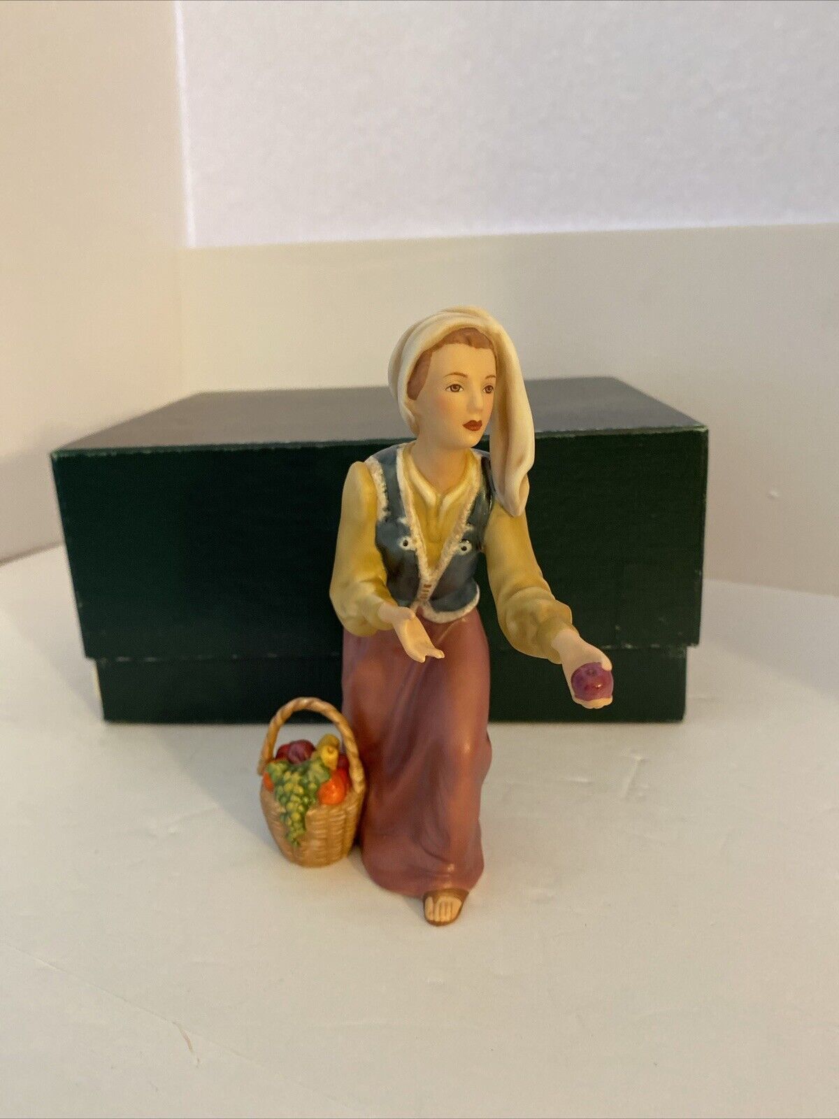The Franklin Mint The Nativity Townswoman 6 1/2” Porcelain Figure  1989 NOS