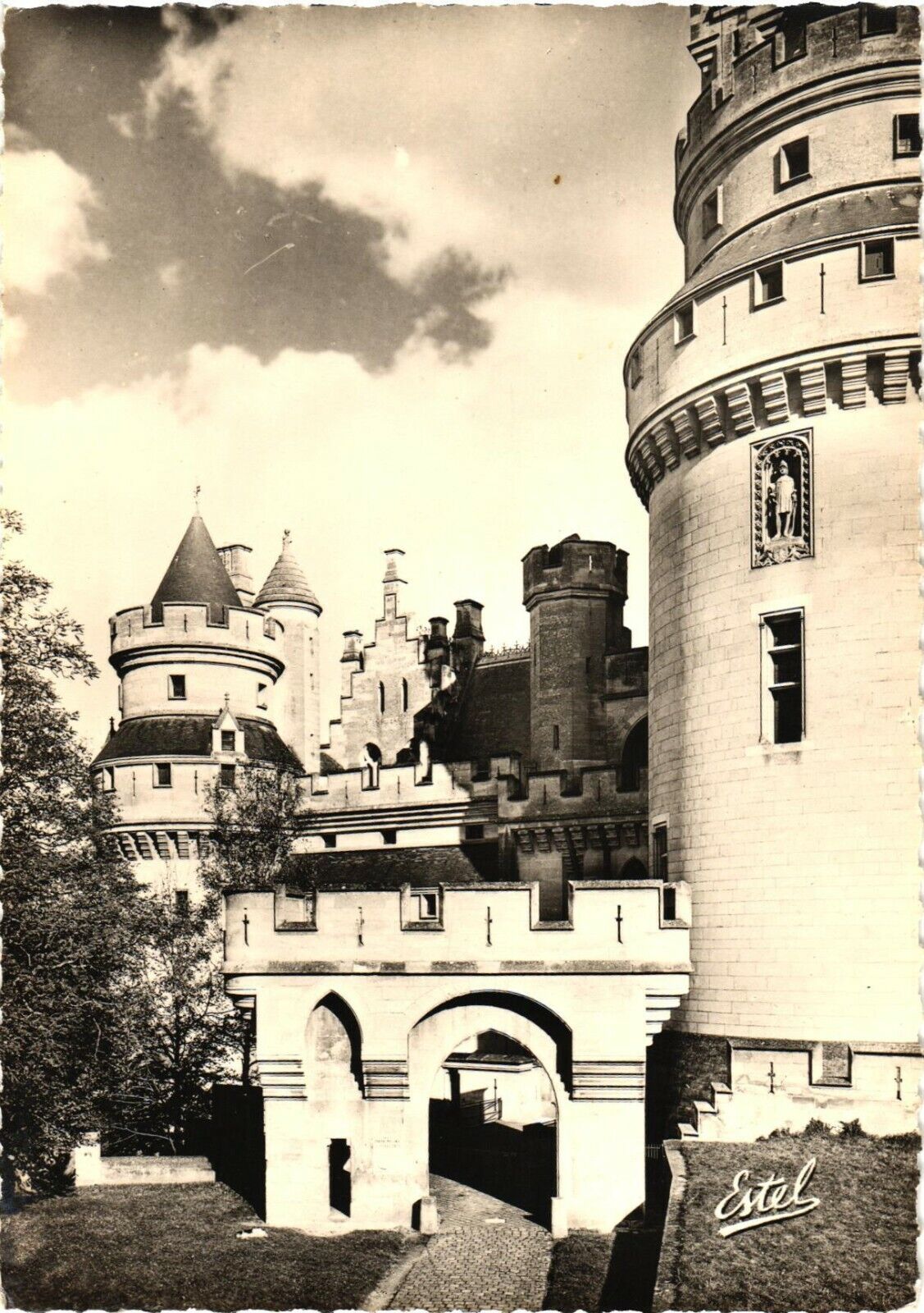 The Château And Artus Tower, Château de Pierrefonds, France Postcard
