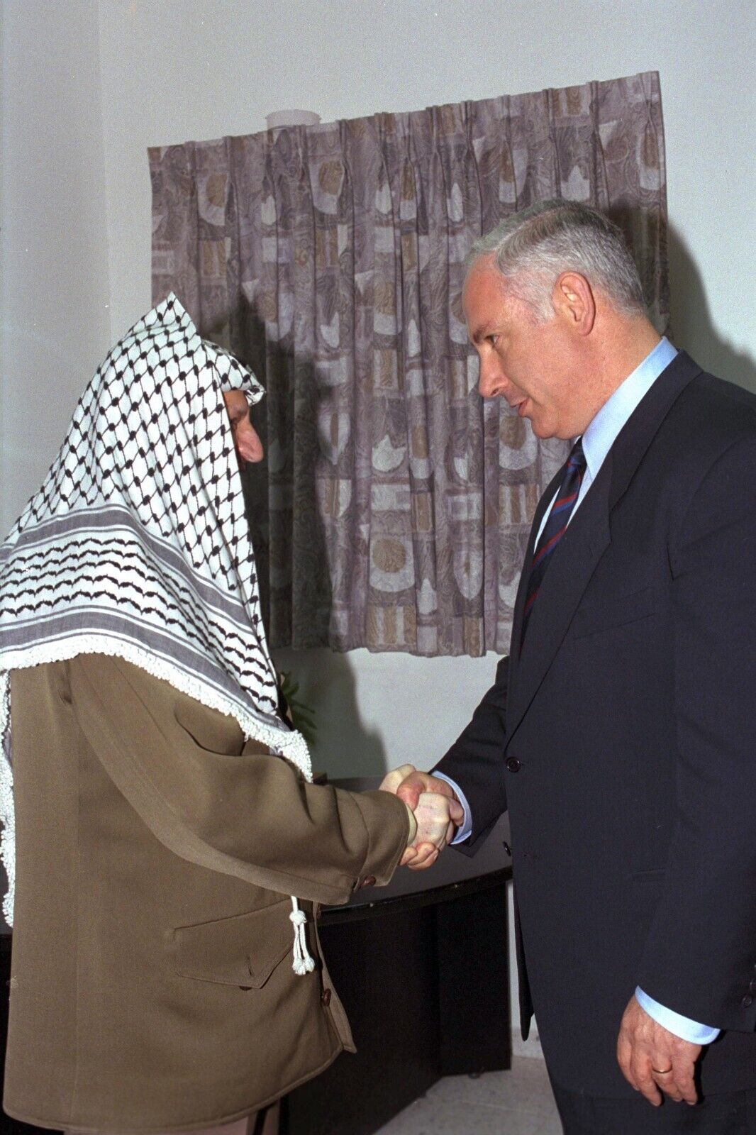 Benjamin Netanyahu Palestinian President Yasser Arafat Picture Photo 4x6