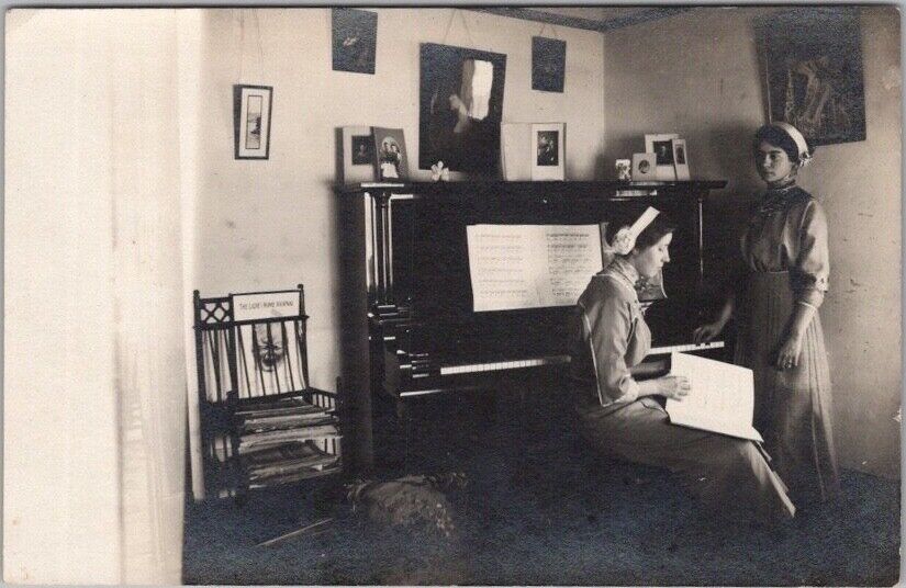 c1910s Photo RPPC Postcard Two Yong Ladies / Sisters at Piano / House Interior