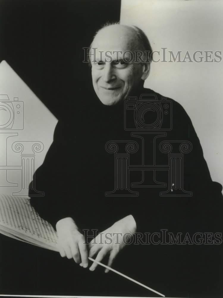 1990 Press Photo Portrait of Yehudi Menuhin, conductor. - mjc29664