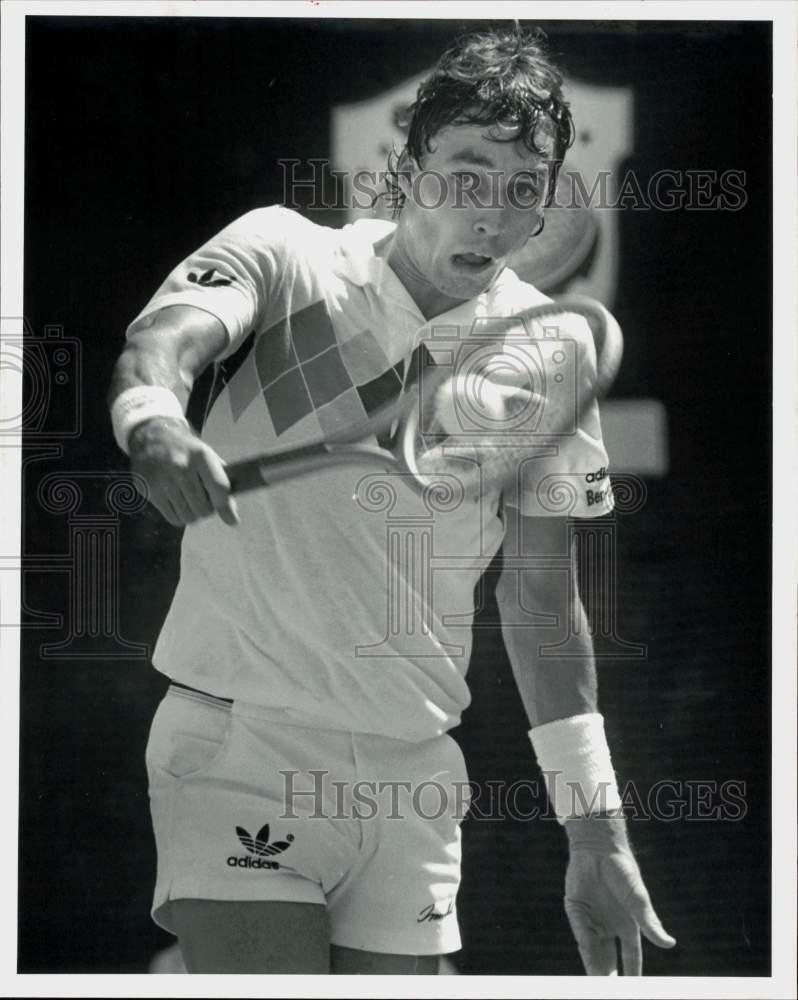 1983 Press Photo River Oaks tennis winner Ivan Lendl delivers backhand in match.