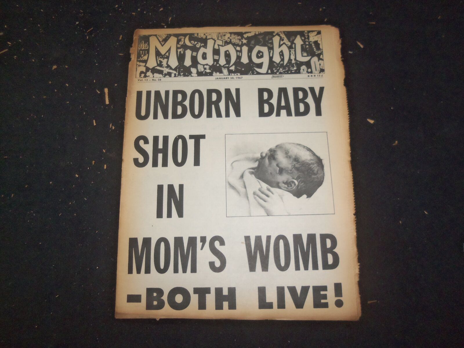 1967 JANUARY 30 MIDNIGHT NEWSPAPER - UNBORN BABY SHOT IN MOM\'S WOMB - NP 7375