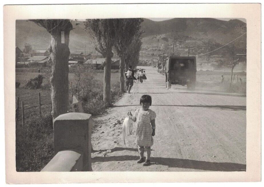 1950'S KOREAN WAR SOLDIERS PERSONAL PHOTO LITTLE GIRL IN STREET HOLDS BIG FISH