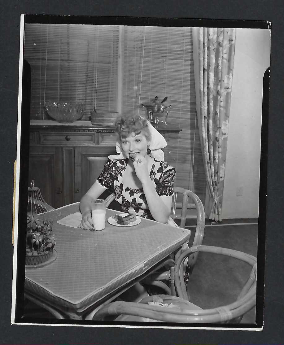 Original Photo LUCILLE BALL I Love Lucy Pretty Actress Eating Lunch at Home