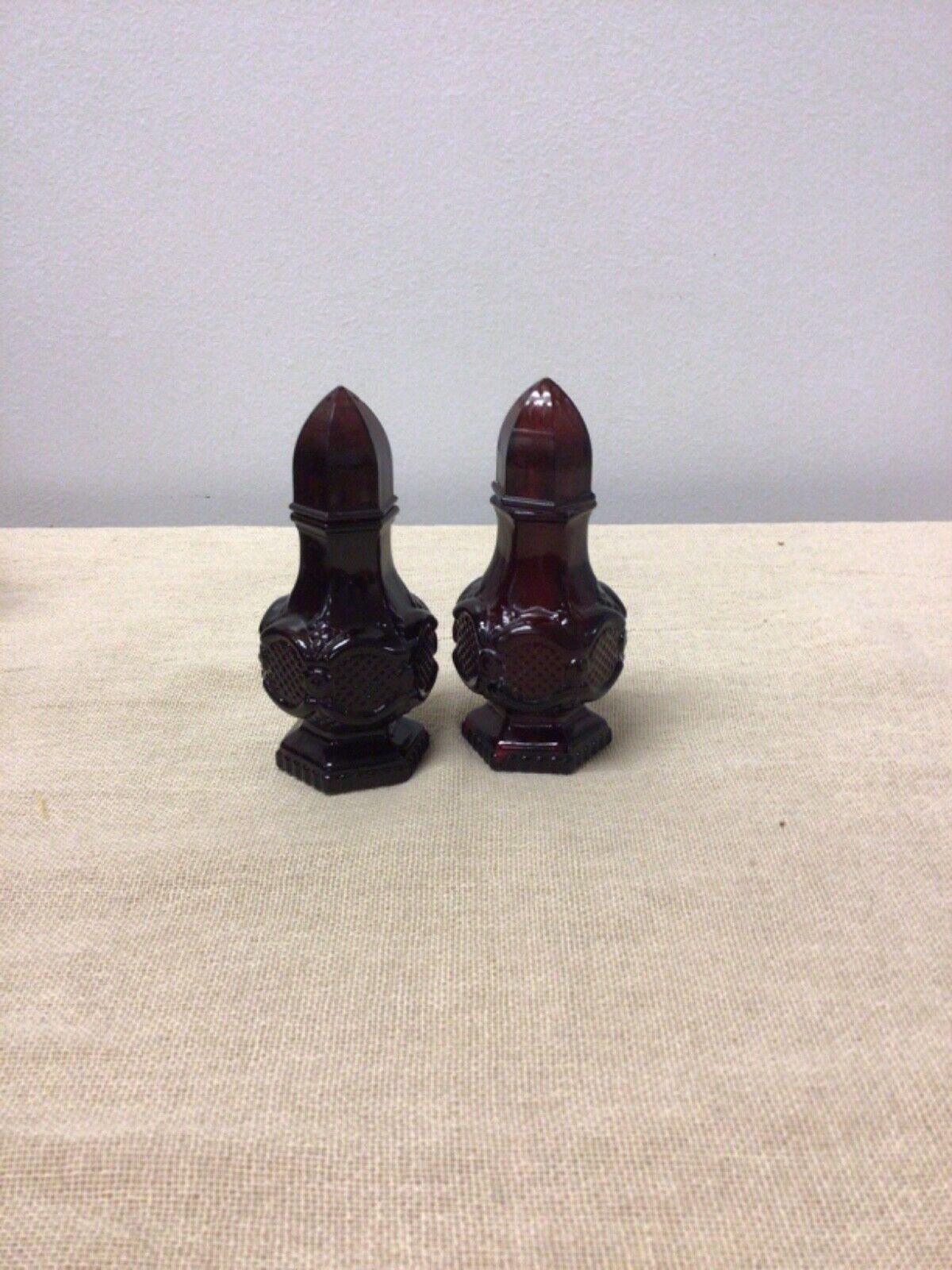AVON Red Salt and Pepper Shakers Ruby Red Glass Cape Cod Shaker Set Pre-owned 