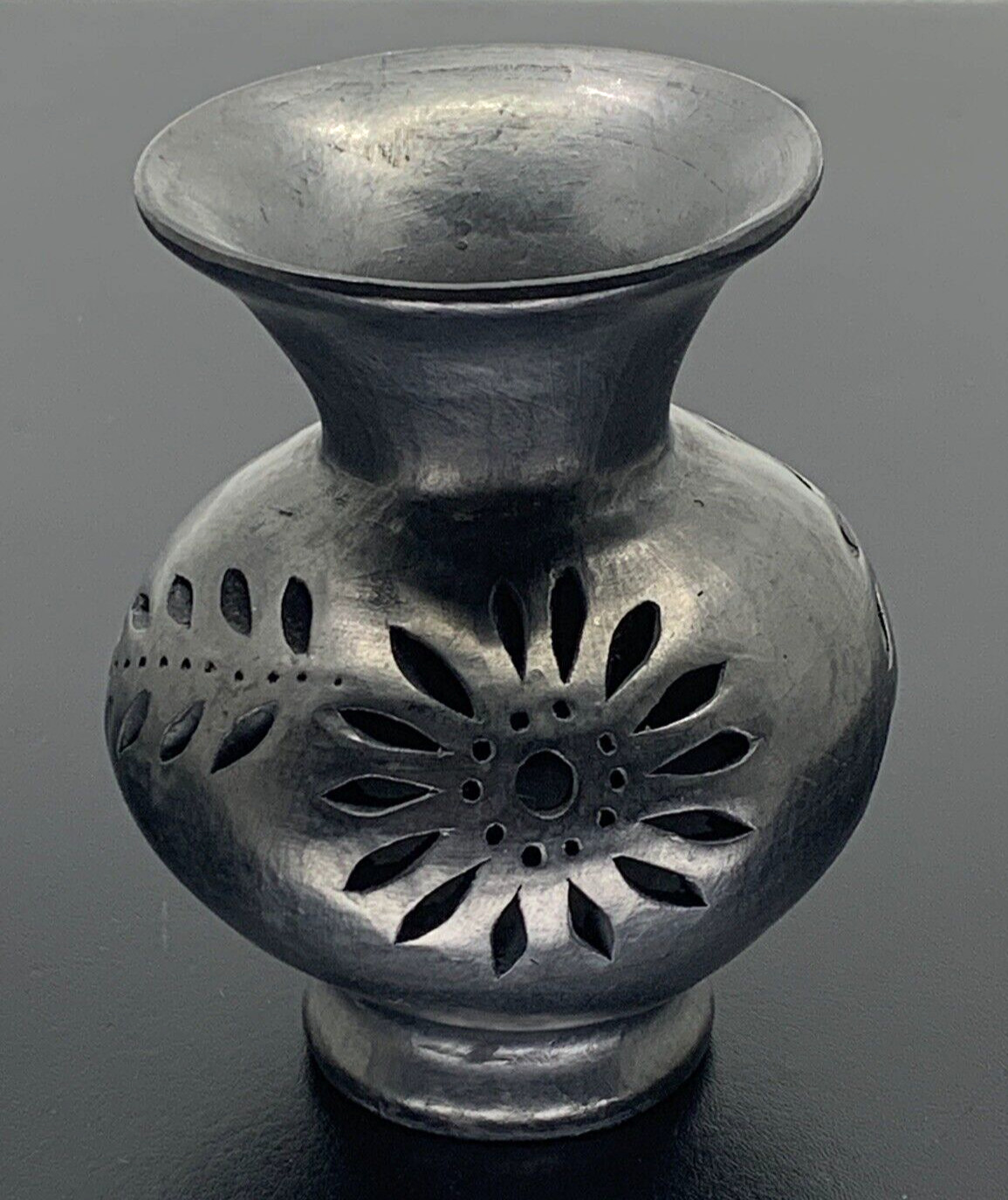 Vintage Oaxaca - Mexican Black Pottery Barro Negro Handmade Flower Art Vase 4\