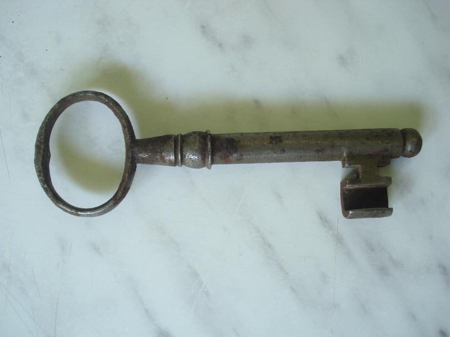 1700s ANTIQUE HUGE COLLECTABLE IRON GATE KEY - RARE