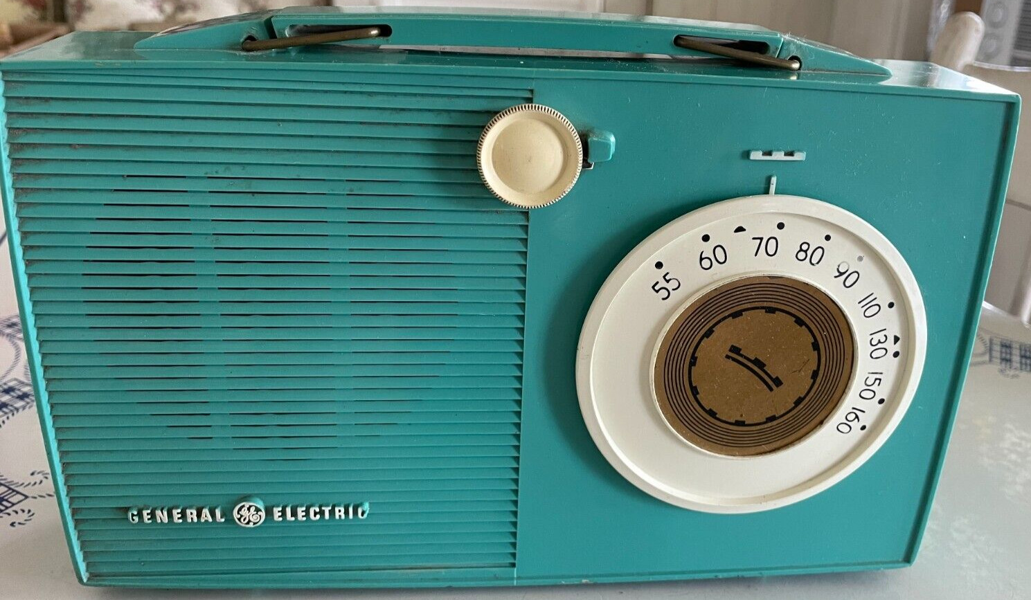 Vintage 1955 GE Tripmate Model 667 Tube Radio. Portable Battery-Operated - Rare