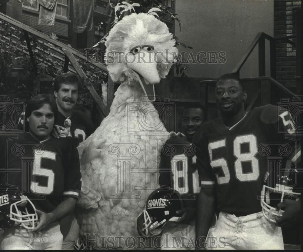 1988 Press Photo New York Giants football players with Sesame Street\'s Big Bird