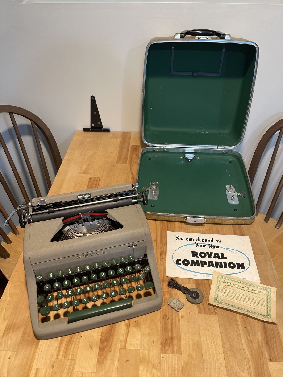 Vintage Grey & Green Royal Companion Portable Typewriter With Case. Mechanical.￼
