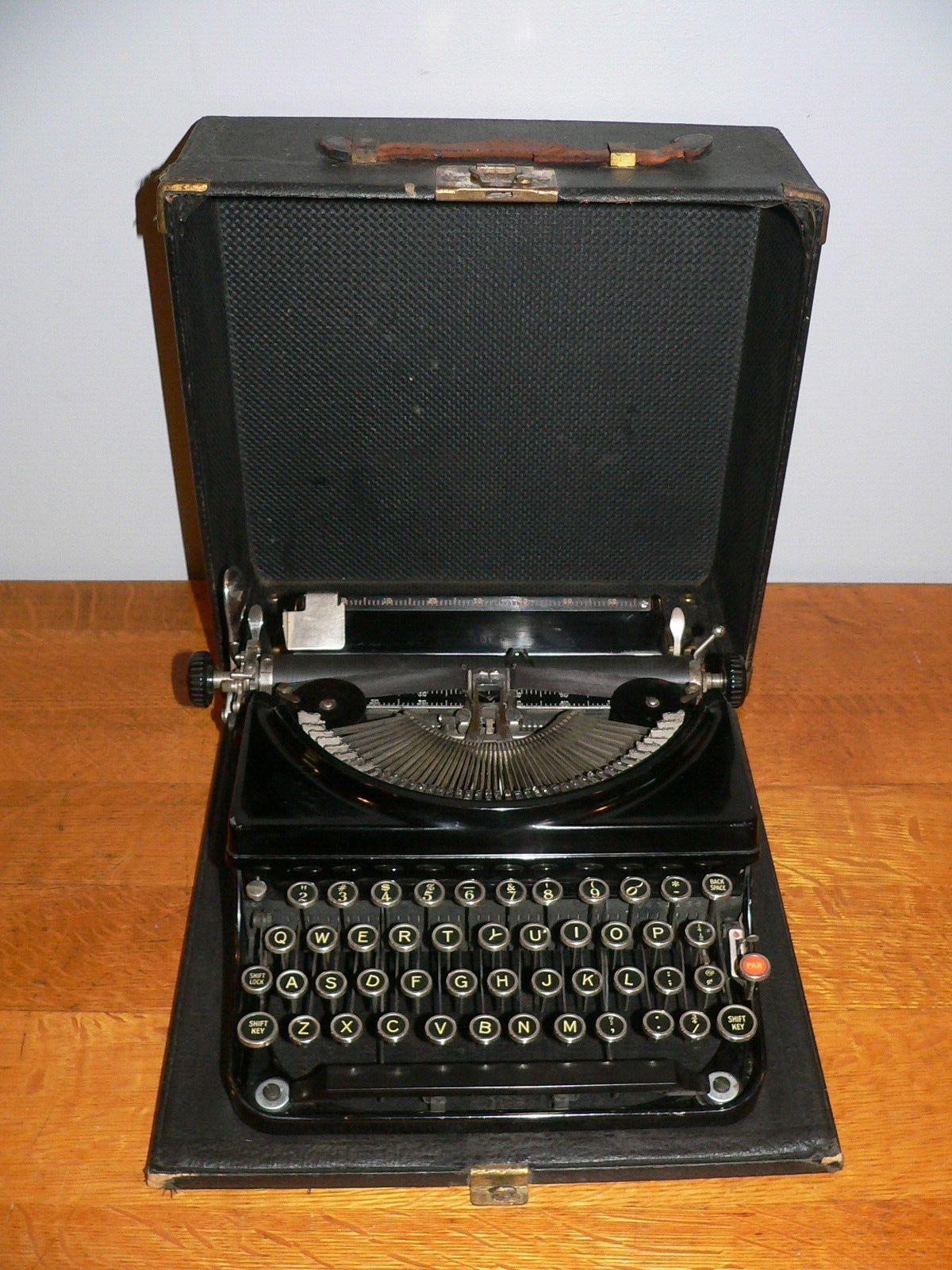 Vintage 1933 Remington Model 5 Gloss Black Portable Manual Typewriter w/Case