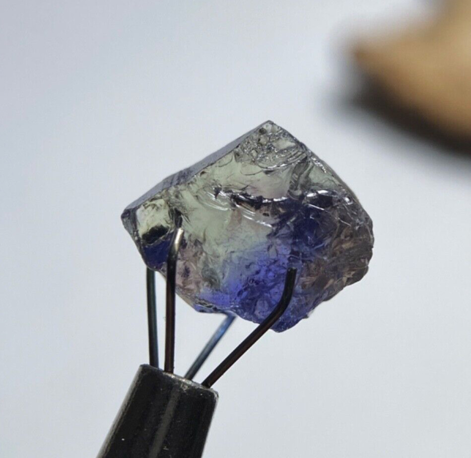 AA Fine Pleochoric Natural Tanzanite Crystal Rough Gemstone 6 Carats Bi Color