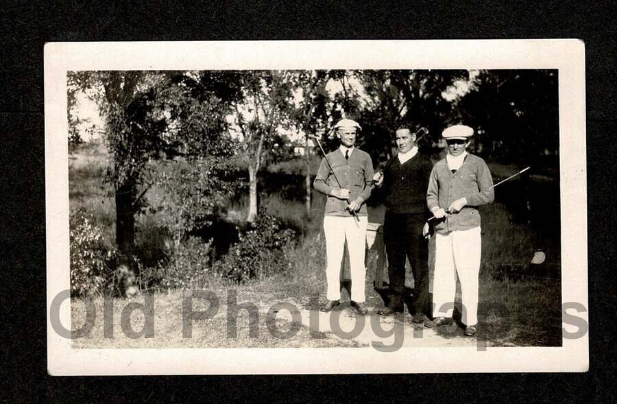 1920s/30s GOLFERS MEN ON GOLF COURSE CLUBS OLD/VINTAGE PHOTO SNAPSHOT- F1000
