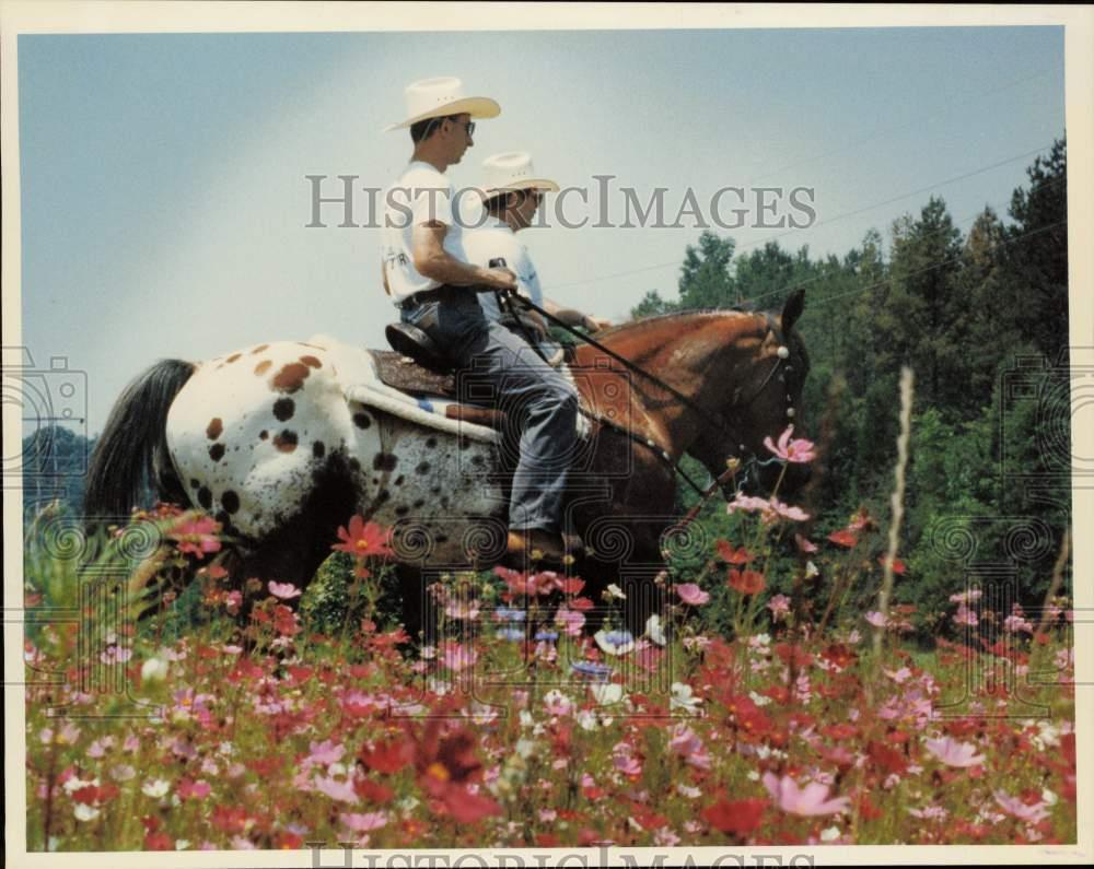 1992 Press Photo Jeff Elliot and Mark Brown ride horses in Latta Plantation Park