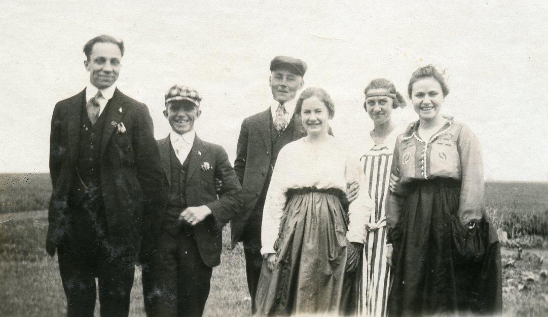 ZZ114 Vtg Photo SMILING GROUP, STRIPES SKIRTS CAPS c Early 1900\'s