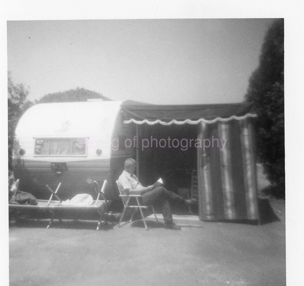 THE ECSTASY OF TRAILER LIFE 1960\'s Black+ White FOUND PHOTO Snapshot 312 LA 88 Q