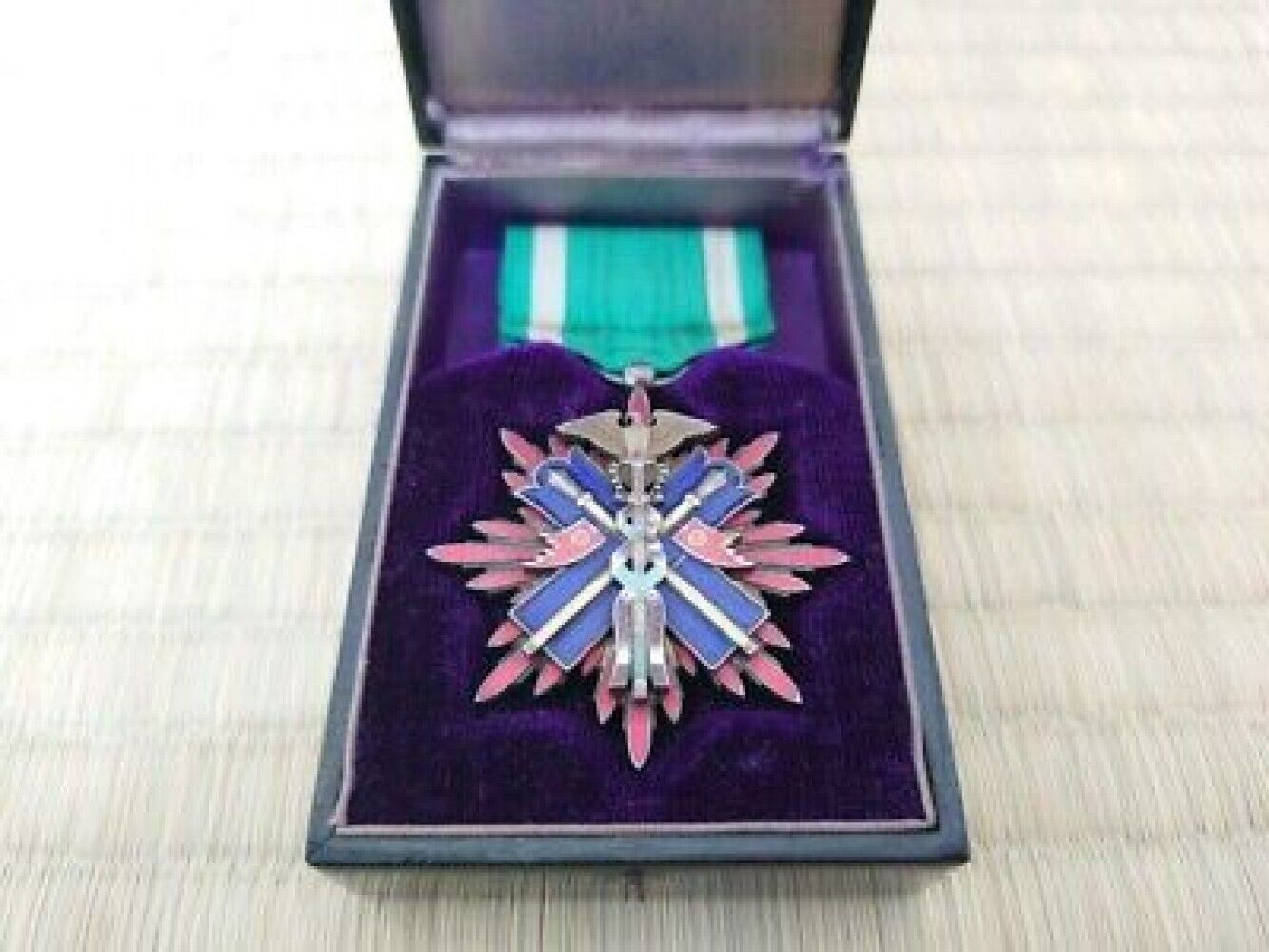 Old Japan army Medal Badge Order Of The Golden Kite 5th Class with Box Used