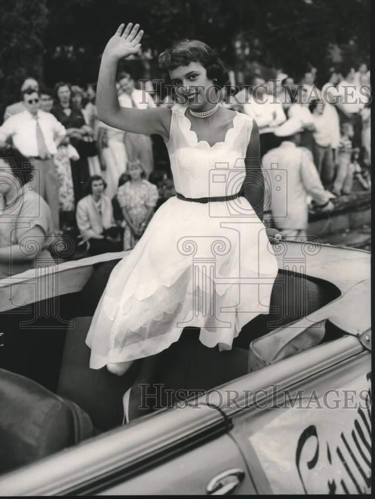 1952 Press Photo 1951 Stillwater Play Day Queen Dianne Schreibels At Parade