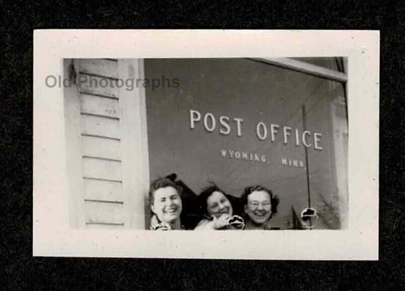WYOMING MINN. POST OFFICE 3 YOUNG LADIES HEADS OLD/VINTAGE PHOTO SNAPSHOT- M274