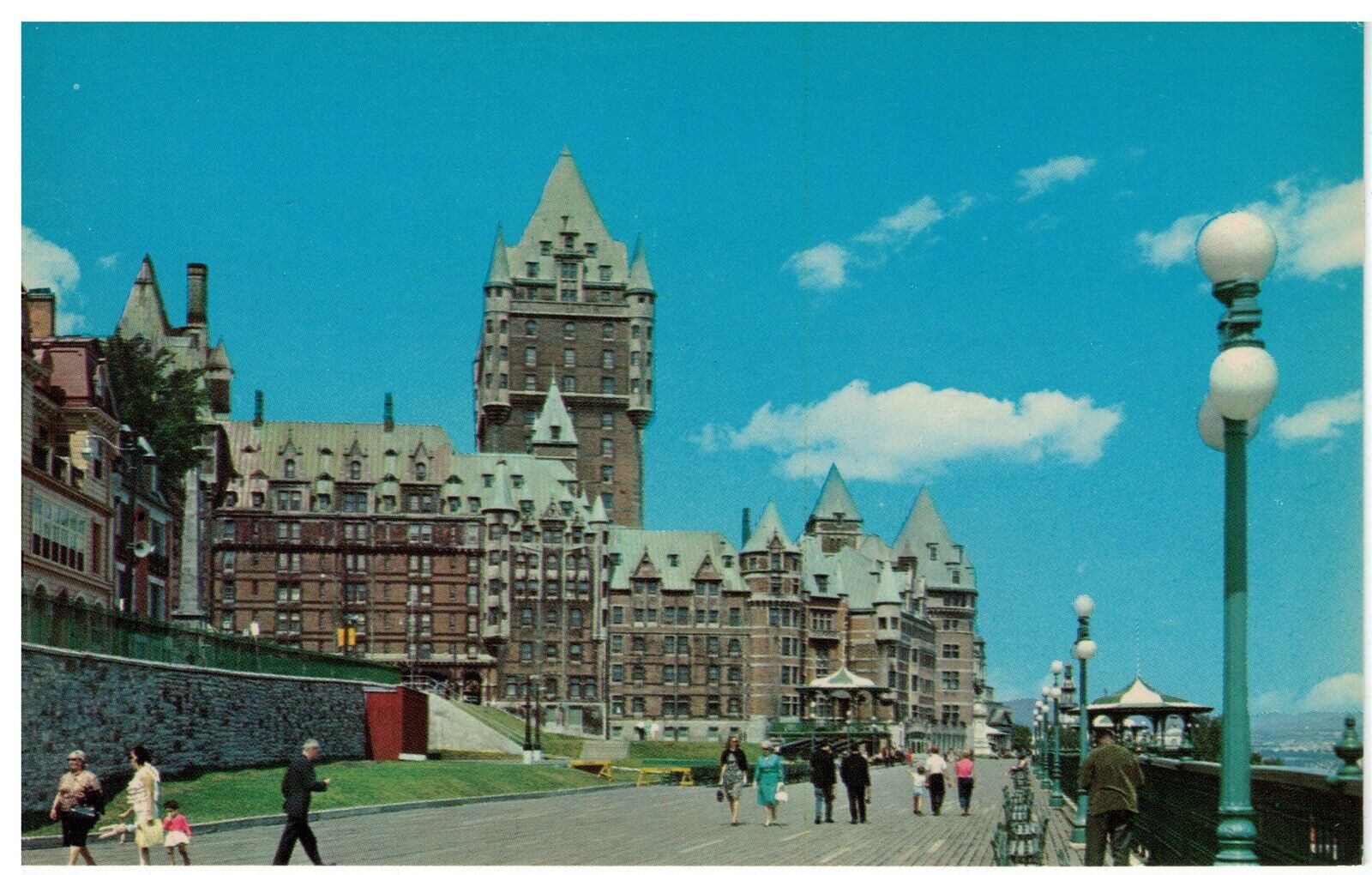 Promeneurs Sur La Terrasse Dufferin Terrace Quebec Canada Postcard