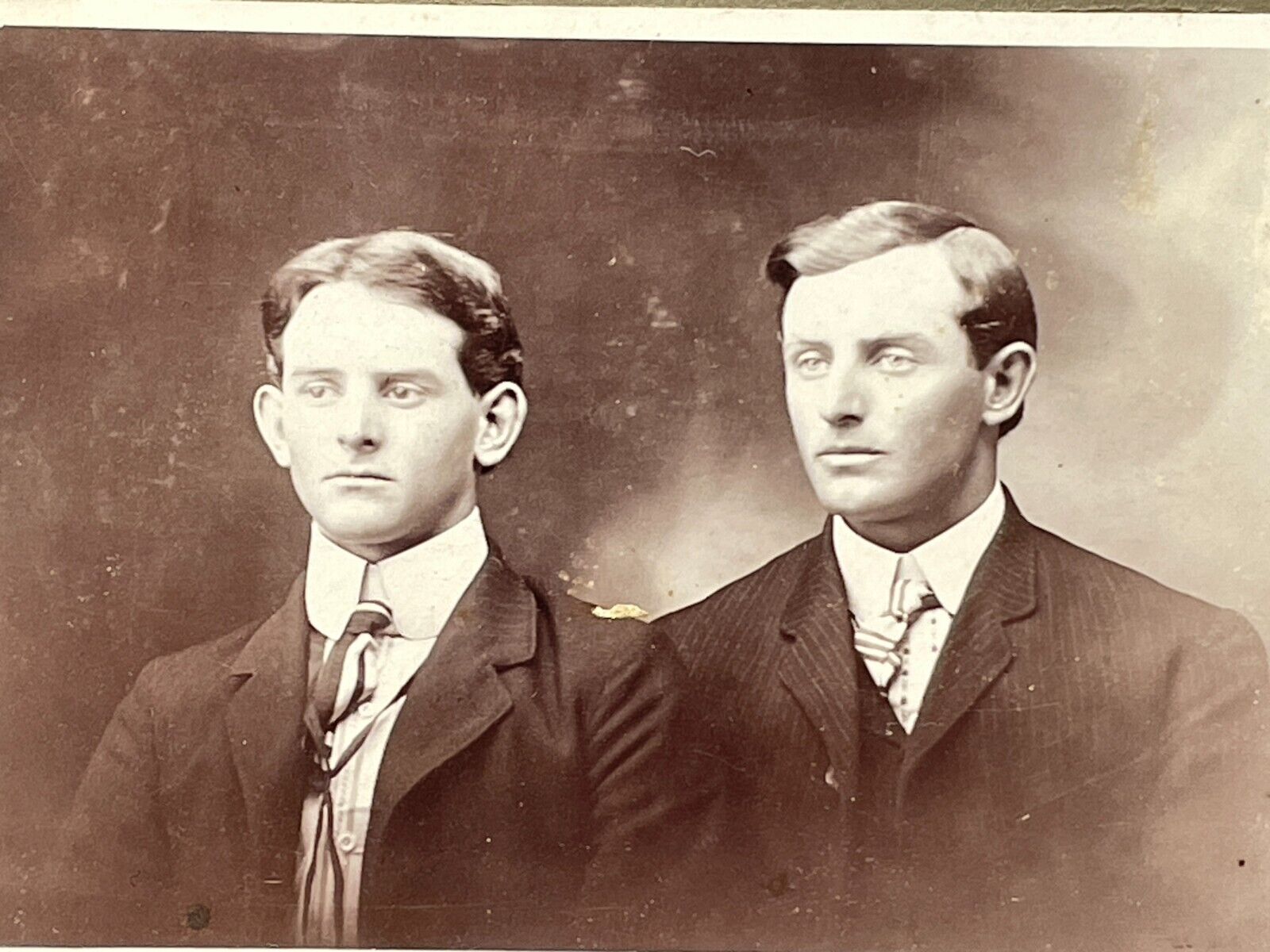 CC8 Cabinet Card Photograph Handsome Men Portrait 1890-1900\'s Suits Attractive 