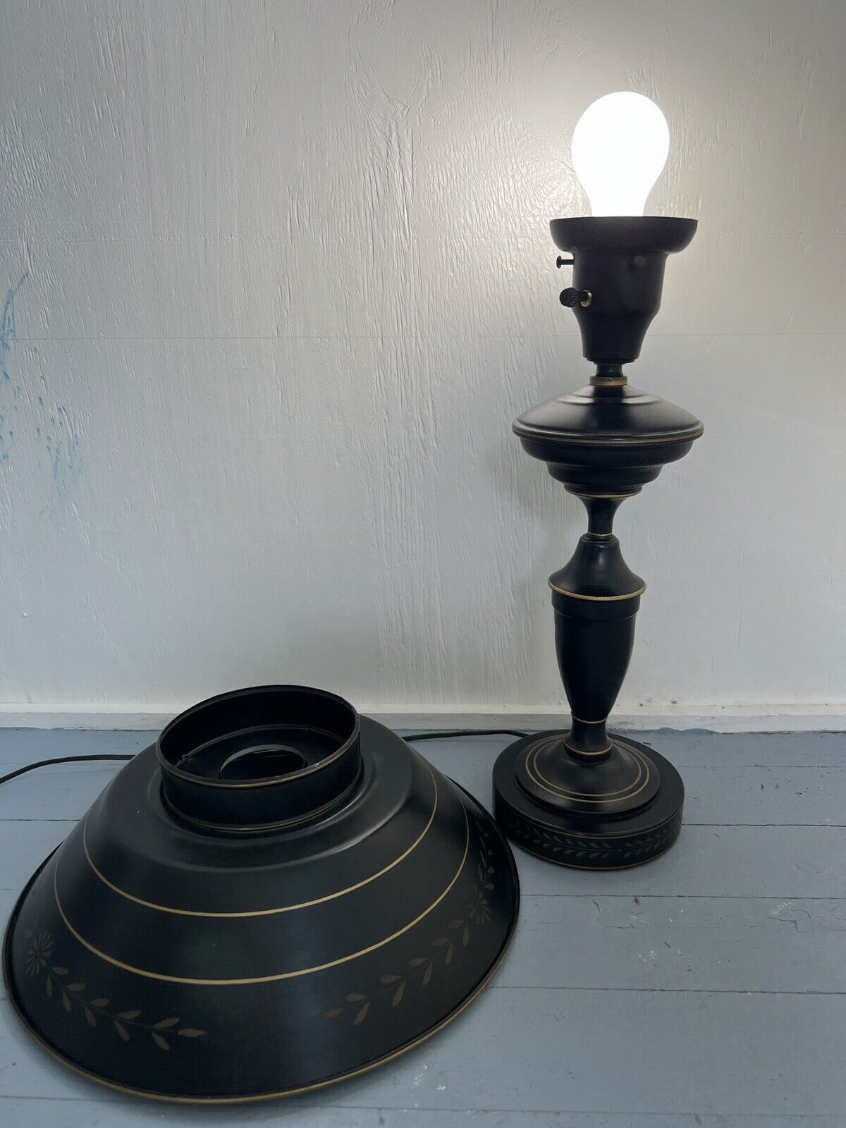 Vintage Black and Gold Toleware Metal Painted Table Lamp 17\