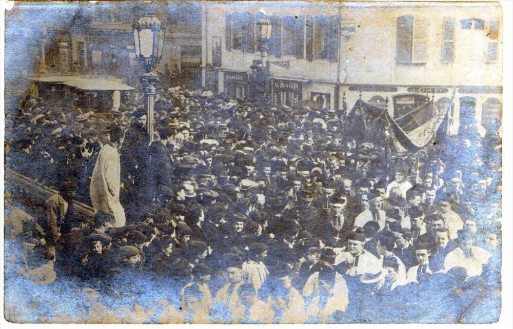 CPA 64 BAYONNE PHOTO CARD SHOWING HUGE CROWD OF RELIGIOUS IN FRONT OF THE MAGA