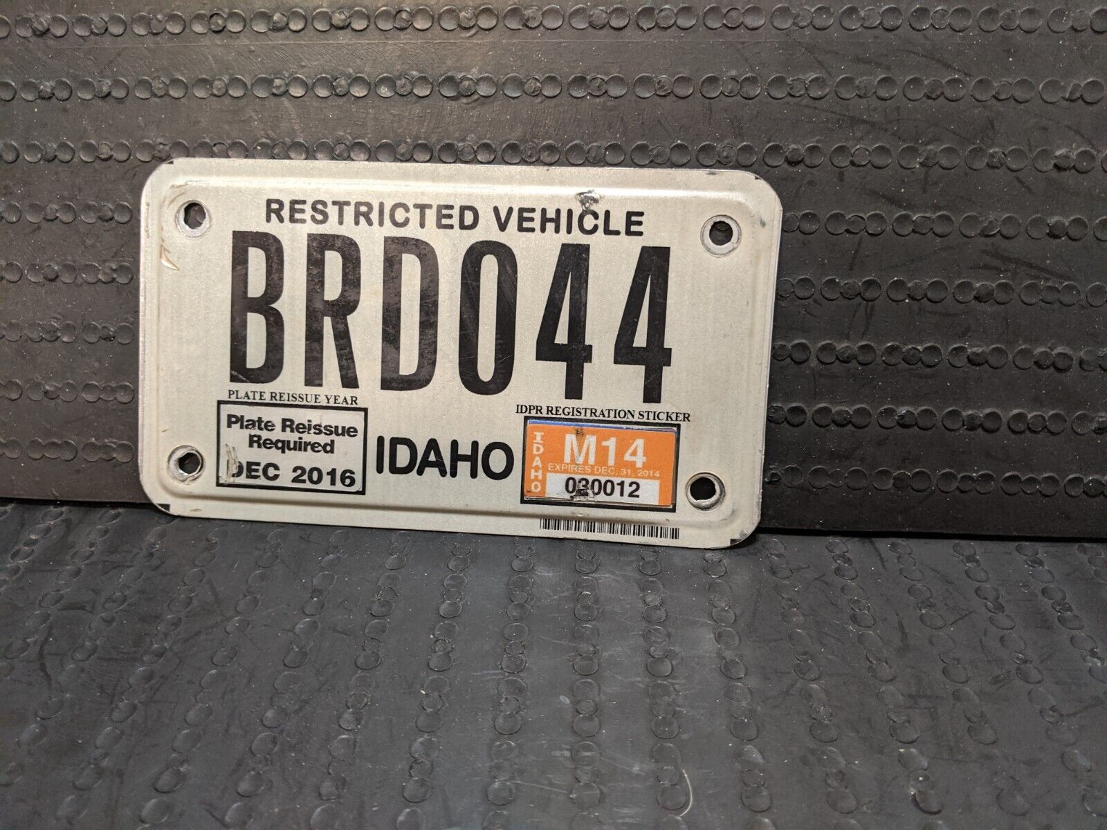 EXPIRED IDAHO motorcycle - size LICENSE PLATE w/ 2014 STICKER  ........ (BRD044)