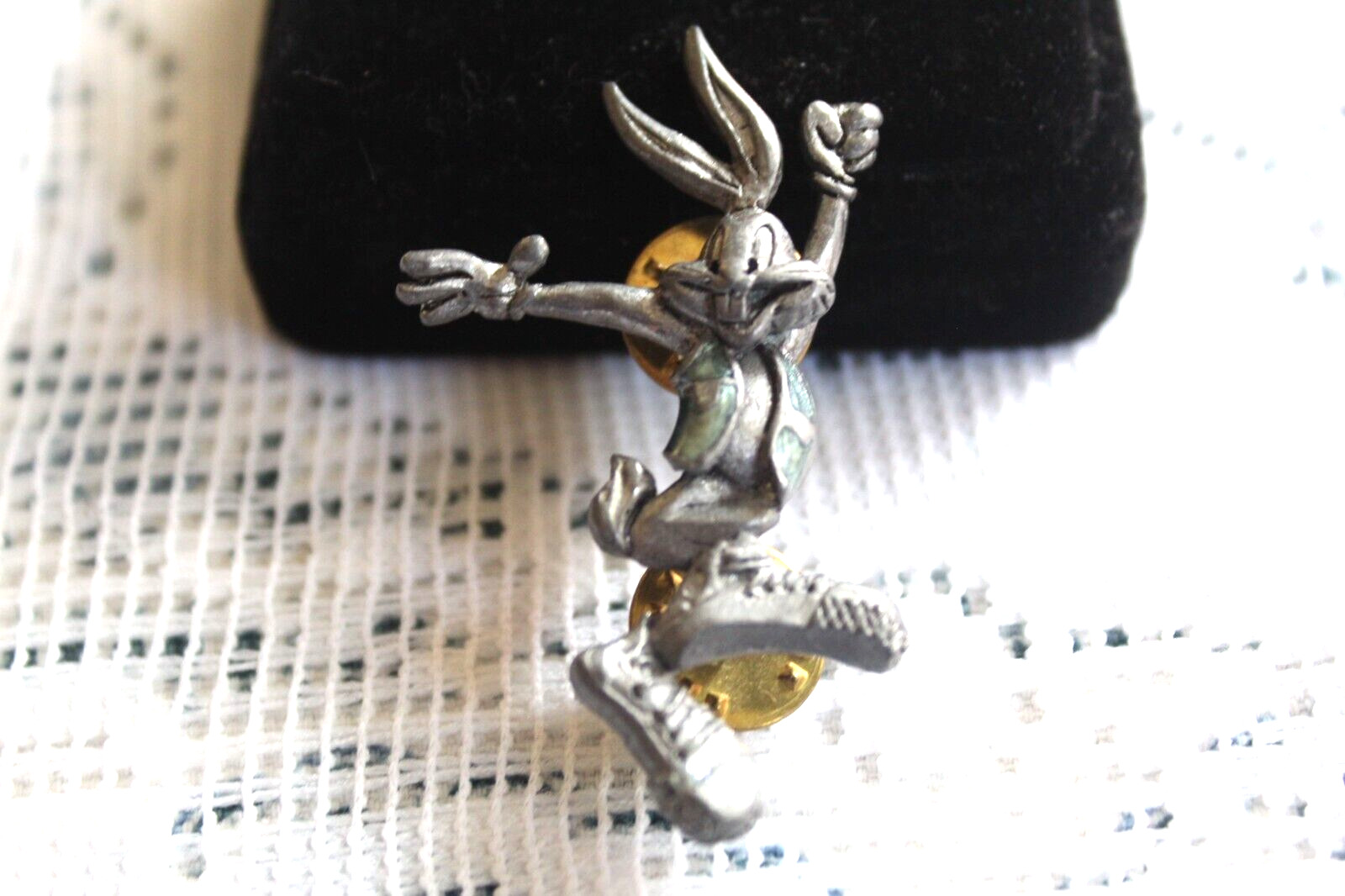 Vintage Solid Pewter BUGS BUNNY Warner Bros Looney Tunes Rabbit Pin