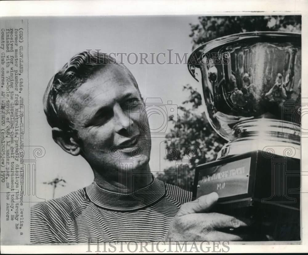 1970 Press Photo Golfer Bruce Devlin holds his trophy at the Cleveland Open
