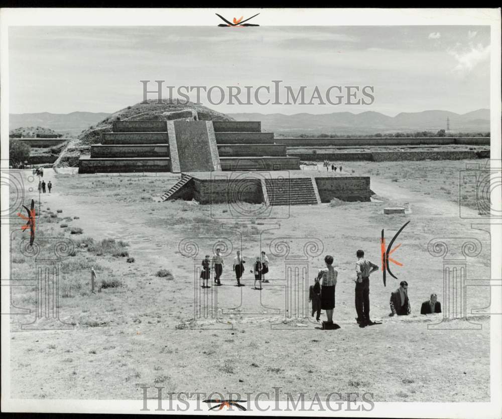 1974 Press Photo Tourists admire the Toltec Pyramids near Mexico City