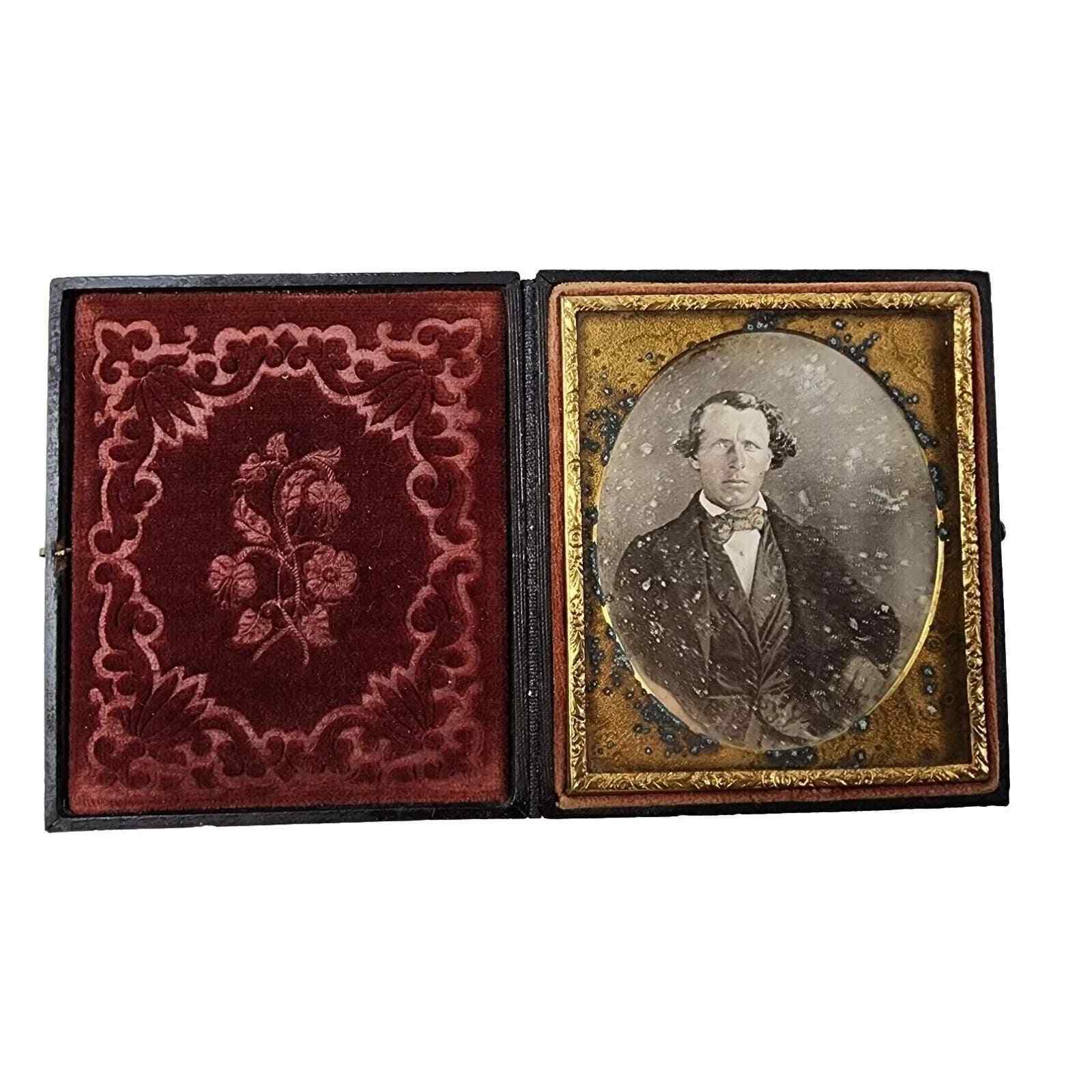 EXCELLENT 19th-C Dageurreotype, Portrait of Seated Handsome Man w/ 3pc Suit