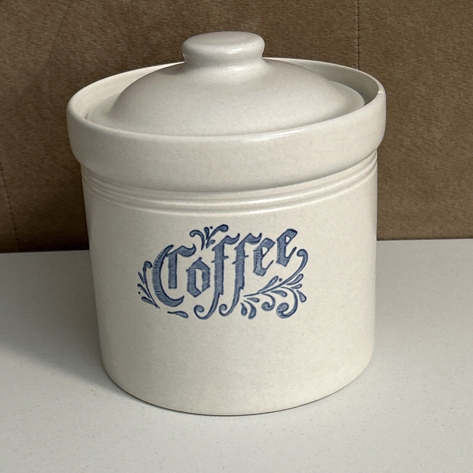 Pfaltzgraff Yorktowne Coffee Vintage Stoneware 1.5 Qt Canister 508 Chipped Lid