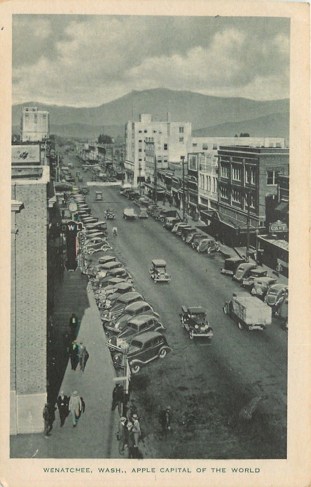 Wenatchee WA Truckload & NICE 1930s Cars~Cafe, The Owl, Shoe Billboard~Postcard