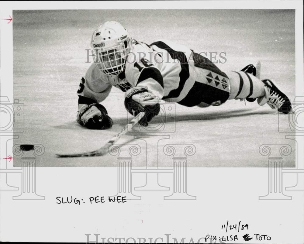 1989 Press Photo Hockey player reaches for puck - ctca12280