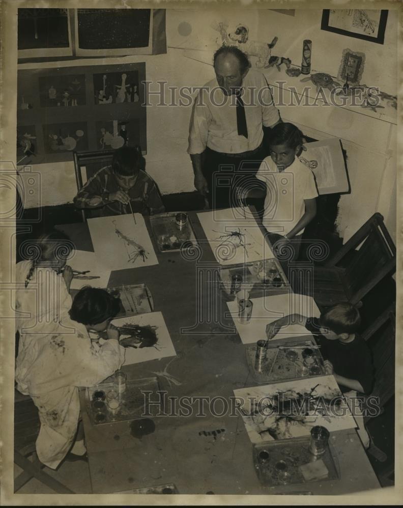 1967 Press Photo American Artist Judson Briggs Painting with Children