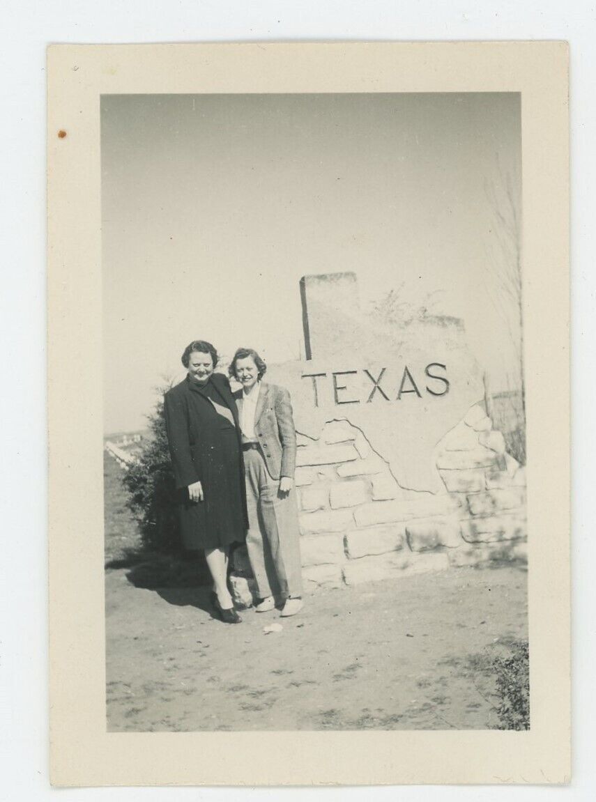 Vintage Photo Two Cute Fun Gals Roadside Welcome Texas State Sign TX 1942